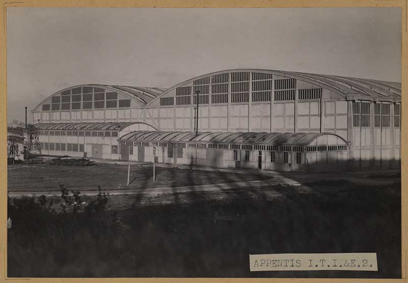 APPENTIS DE LA I.T.I. E. 2.- Carte postale. (Ministère de la Défense, service historique de la Marine, Cherbourg-Octeville. 3K 542).