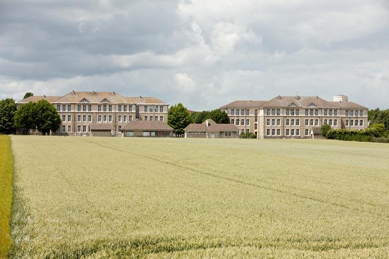 Vue d'ensemble des bâtiments des compagnies prise de l'est.