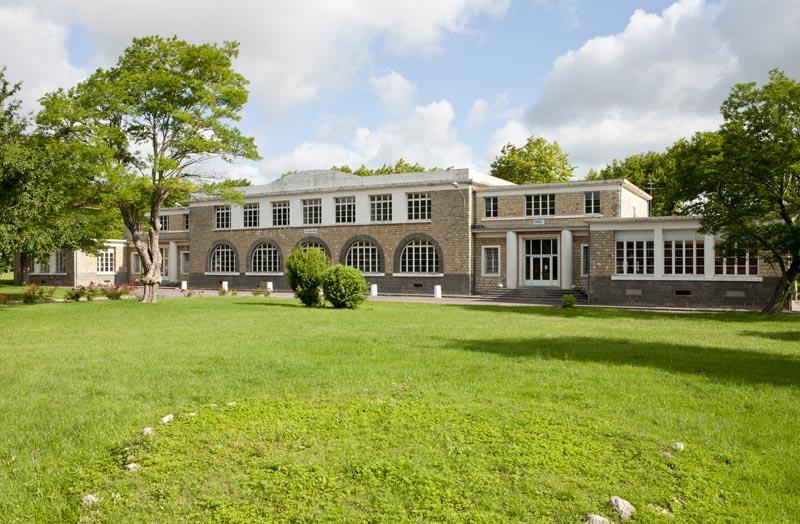 Vue de la salle de restaurant et du square Commandant Chabal, pris du sud-est.
