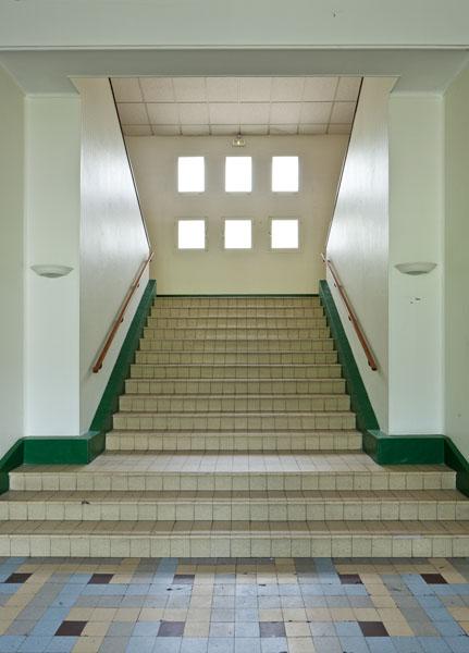 Salle de restaurant. Vue intérieure de l'un des escaliers conduisant au premier étage.
