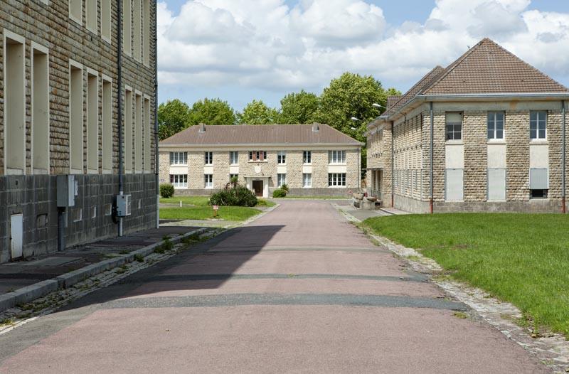 Vue de la résidence du colonel et des bâtiments de compagnies pris du sud.