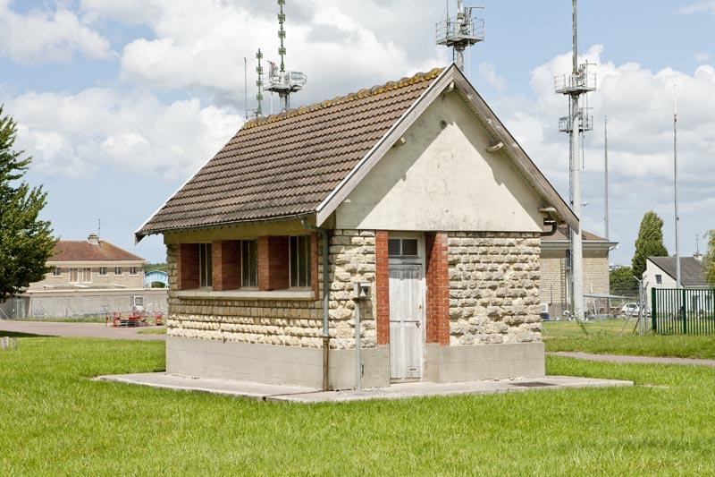 Vue d'un bâtiment à usage de latrine prise du sud-ouest.