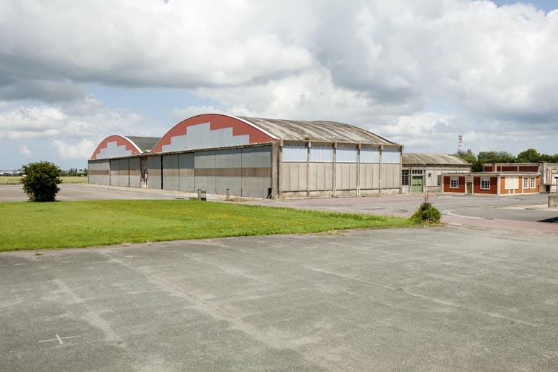 Vue des hangars n°1 et n°2 prise du sud-ouest.