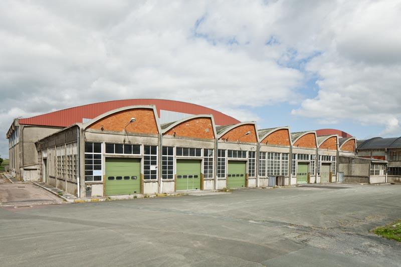 Vue des ateliers derrière le hangar n° 2 prise du sud-est.