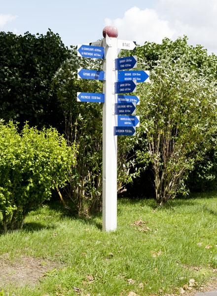Panneau indicateur à l'entrée de la caserne.