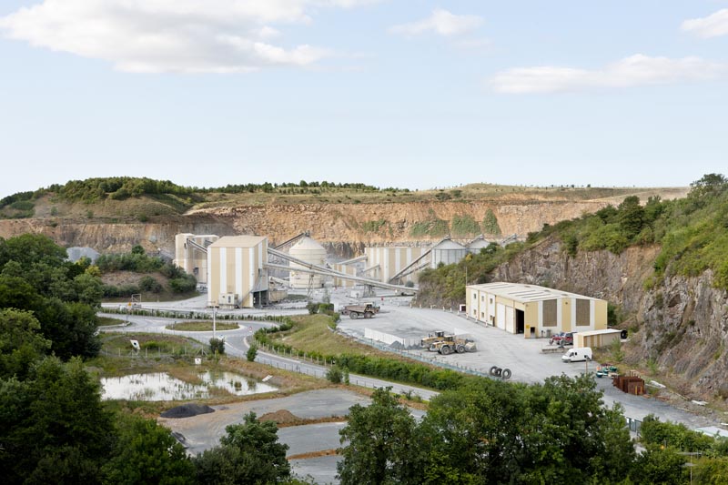 Vue d'ensemble des installations de la carrière, prise du sud-ouest.