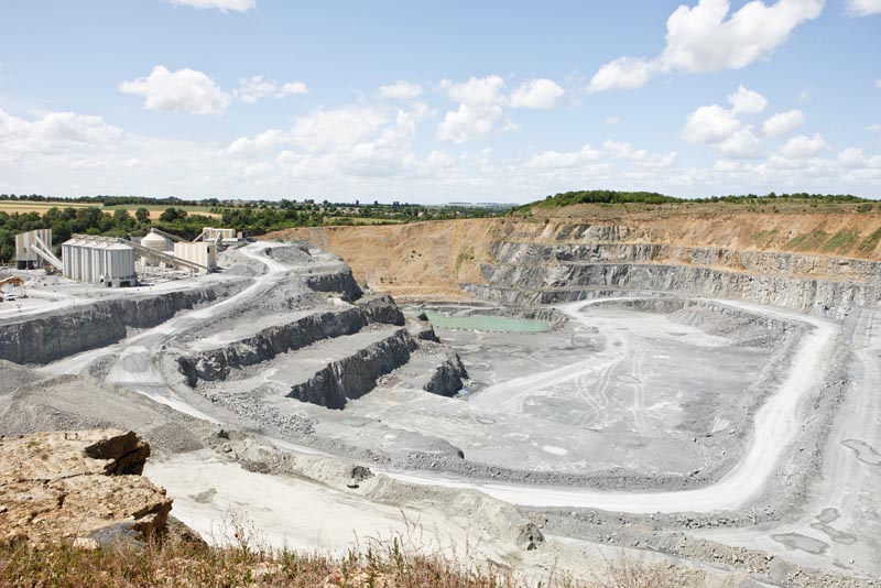 Vue d'ensemble de la carrière à ciel ouvert, installations de concassage en arrière-plan, prise du sud-est.