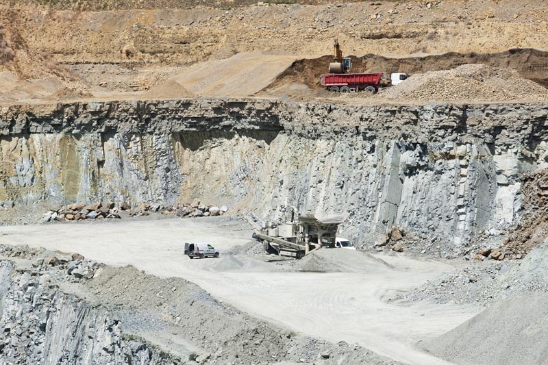 Zone d'extraction de la carrière, avec unité mobile.