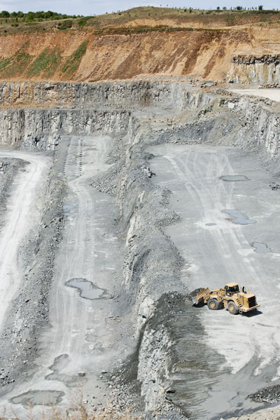 Vue sur les strates d'exploitation de la carrière.