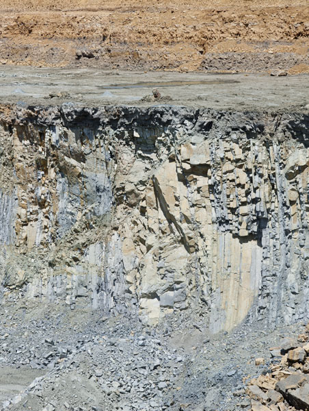 Flanc de la carrière révélant la composition géologique du site.