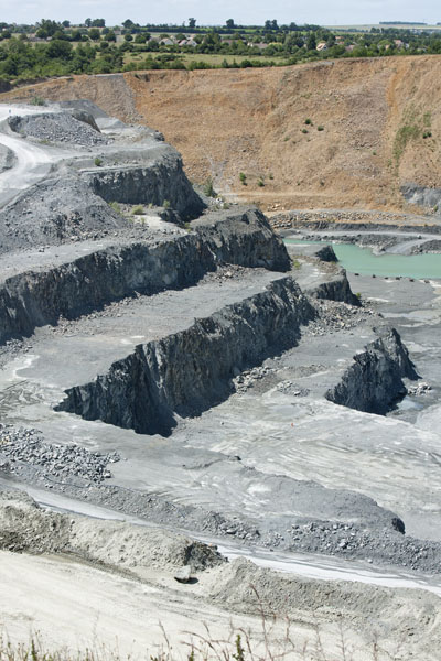 Paliers d'exploitation de la carrière, vue du sud.