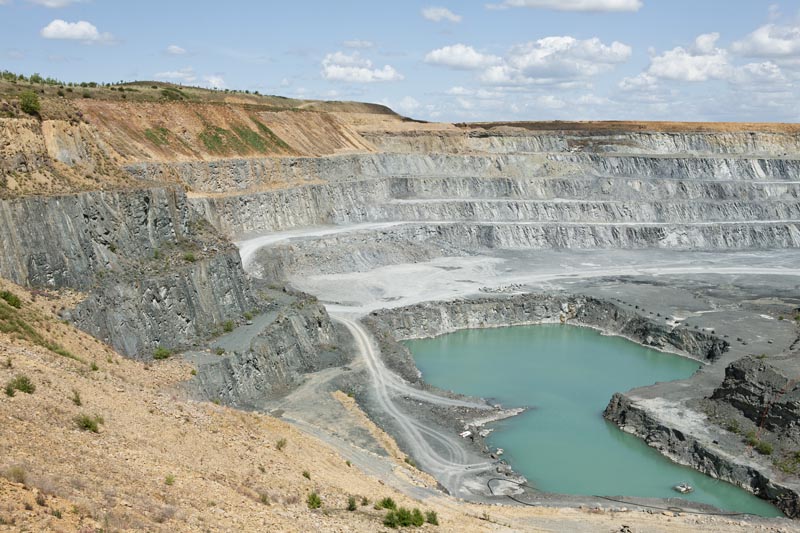Vue d'ensemble des paliers d'exploitation et du bassin, prise du nord-ouest.