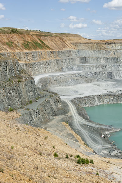 Vue d'ensemble des paliers d'exploitation et du bassin, prise du nord-ouest.