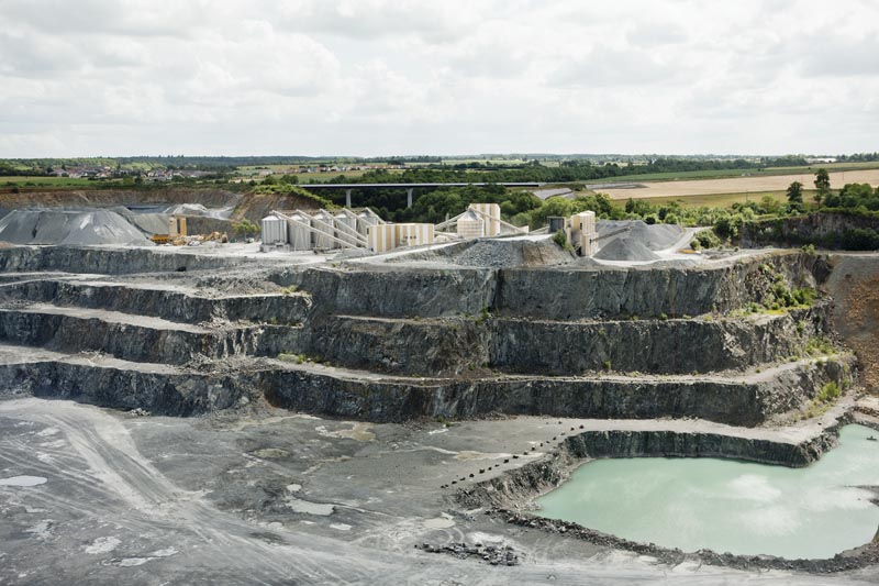Installations de concassage et de broyage au sommet des paliers d'exploitation et bassin, vue du l'est.
