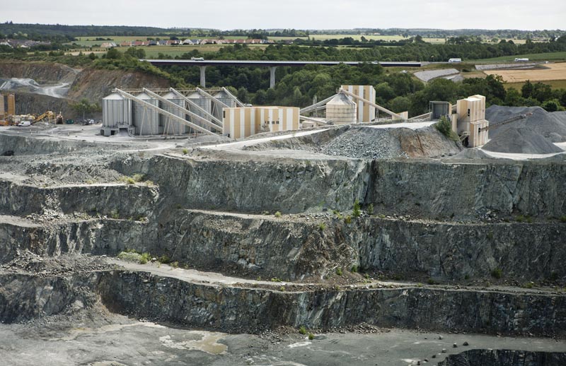 Installations de concassage et de broyage au sommet des paliers d'exploitation, vue du l'est.