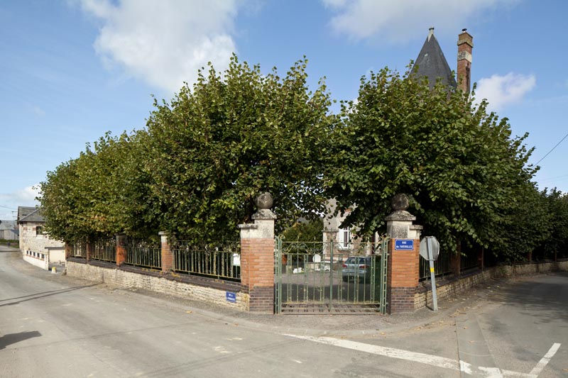 Enceinte du logement patronal.