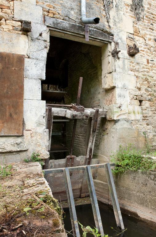 Espace de la roue encagée vue du canal d'amenée.