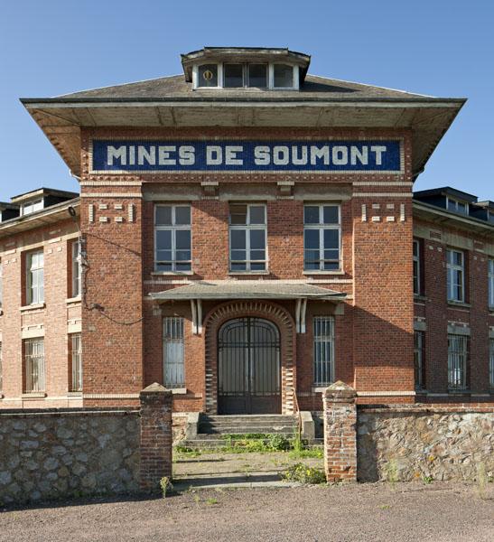 Bâtiment des bureaux de la Société des Mines de Soumont, détail de l'entrée, vue du nord-est.