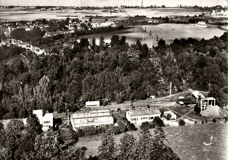 En avion au-dessus de... 1. Gouvix (Calvados) Mine de Fer de Gouvix.- Carte postale, éd. Lapie - St-Maur, s.d., milieu 20e siècle. (Collection particulière P. Coftier).