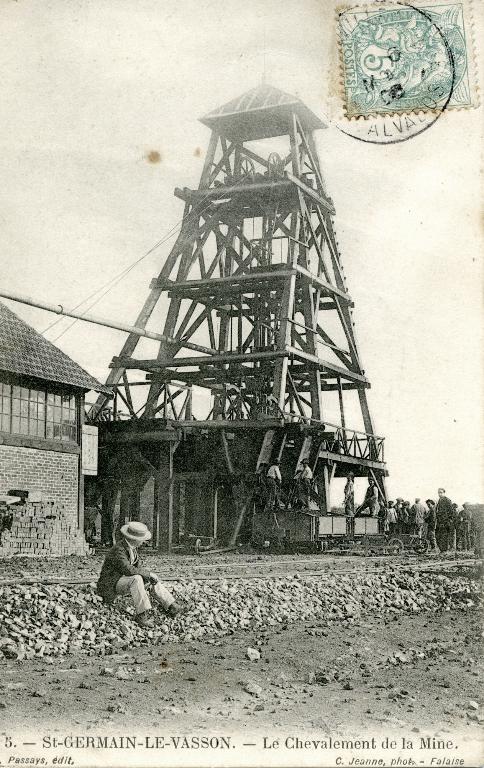 5. - St-Germain-le-Vasson. - Le Chevalement de la Mine.- Carte postale, éd. Passays, photogr. C. Jeanne, Falaise, s.d., début 20e siècle. (Collection particulière P. Coftier).