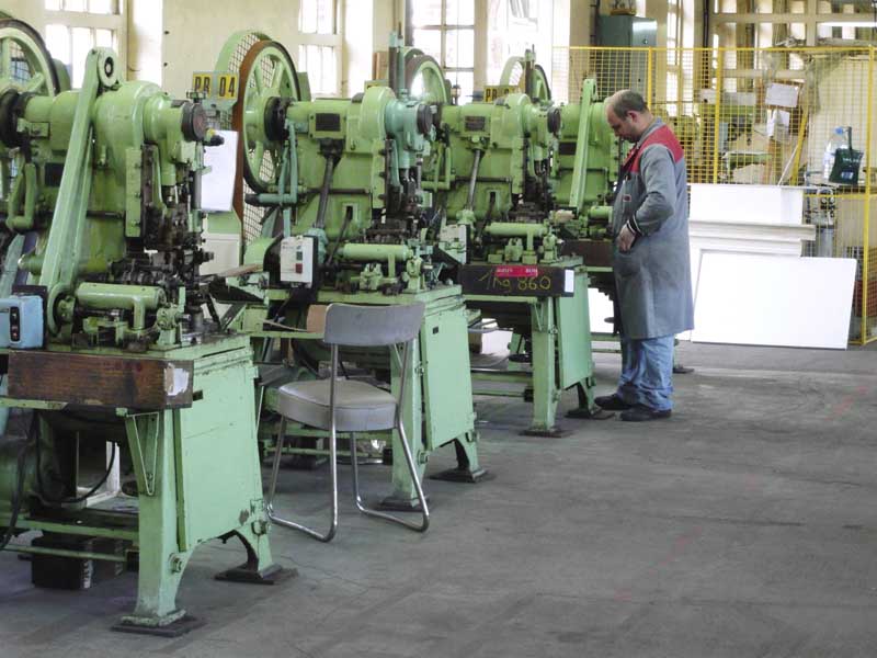 A l'intérieur d'un atelier, enfilade de machines de production datant du début du XXe siècle.