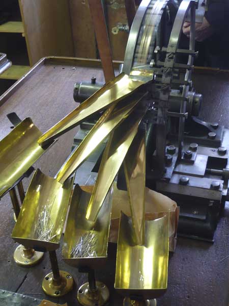 Saint-Sulpice-sur-Risle. Usine de quincaillerie, tréfilerie dite établissements Bohin. Machine à trier les aiguilles par taille. ; Machine à trier les aiguilles par taille.