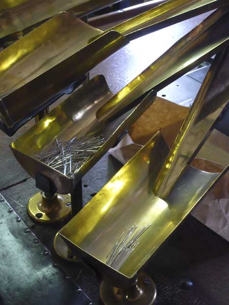 Machine à trier les aiguilles, détail des coupelles de cuivre.