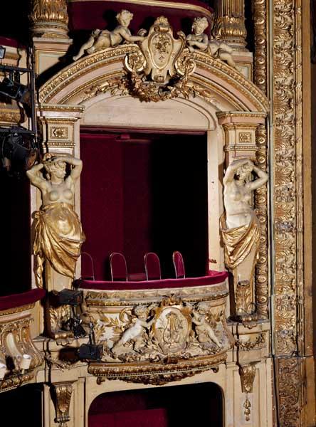 Salle de spectacle : loge de gauche du premier balcon.