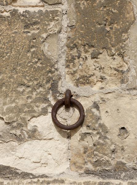 Anneau pour attacher les chevaux, sous la baie n° 2 (vestiges de la caserne Lefebvre).