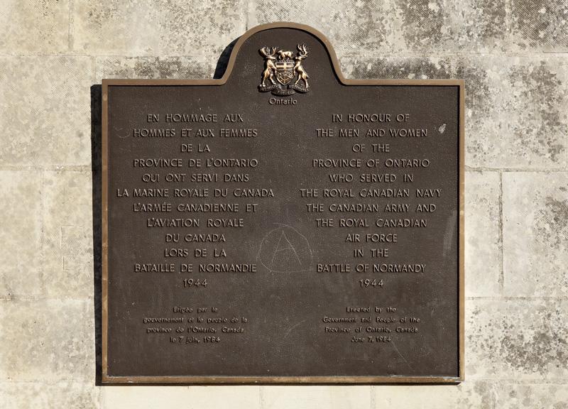 Mur pignon ouest. Plaque hommage aux soldats canadiens venus délivrer la ville.