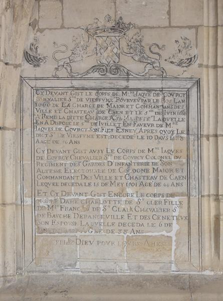 Choeur. Plaque funéraire : épitaphe de la famille de Courcy.