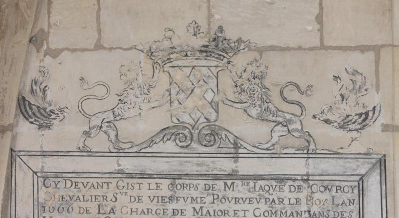 Choeur. Plaque funéraire : épitaphe de la famille de Courcy, détail : armoiries.