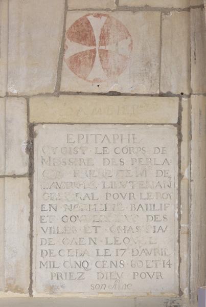 Choeur. Plaque funéraire : épitaphe d'un membre de la famille Pellet, seigneur des Perlagis. 17 avril 1594.