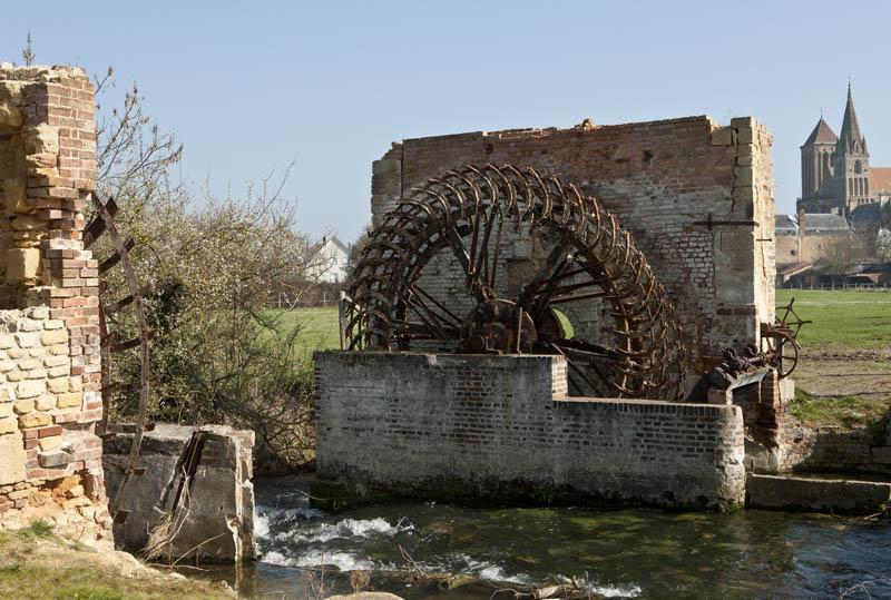 Vestiges du bâtiment d'eau et roue hydraulique. Vue prise du sud-ouest.