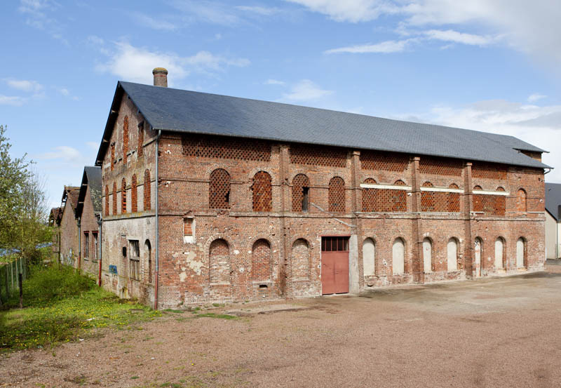 Livarot. Atelier de fabrication de la filature, devenu pièce de séchage. ; Atelier de fabrication de la filature, devenu pièce de séchage. Vue prise du sud-ouest.