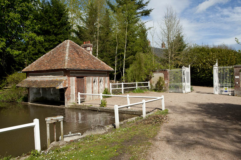 Lavoir et entrée principale. Vue prise du sud.