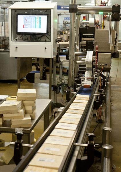 Chaîne d'emballage : étiquettage des pont-l'évêques.