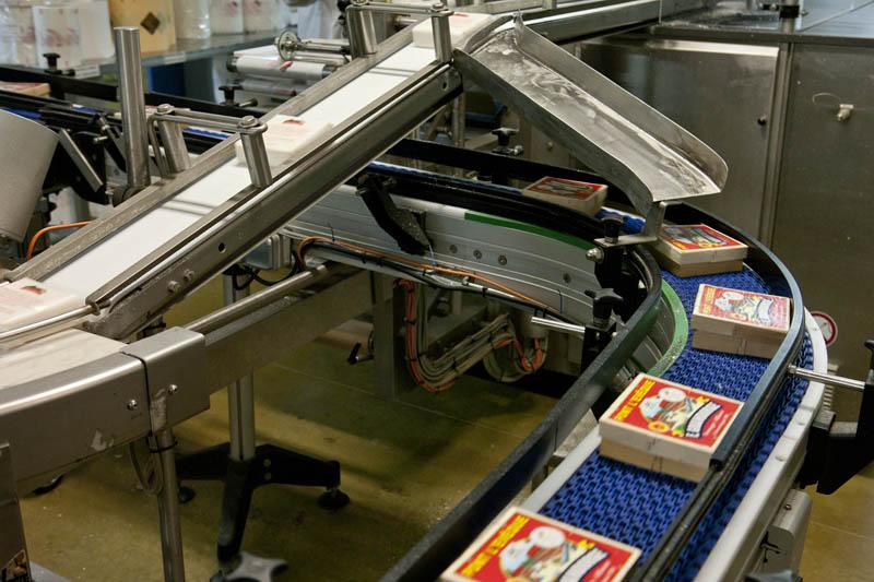 Chaîne d'emballage : pont-l'évêques prêts pour la mise en carton.