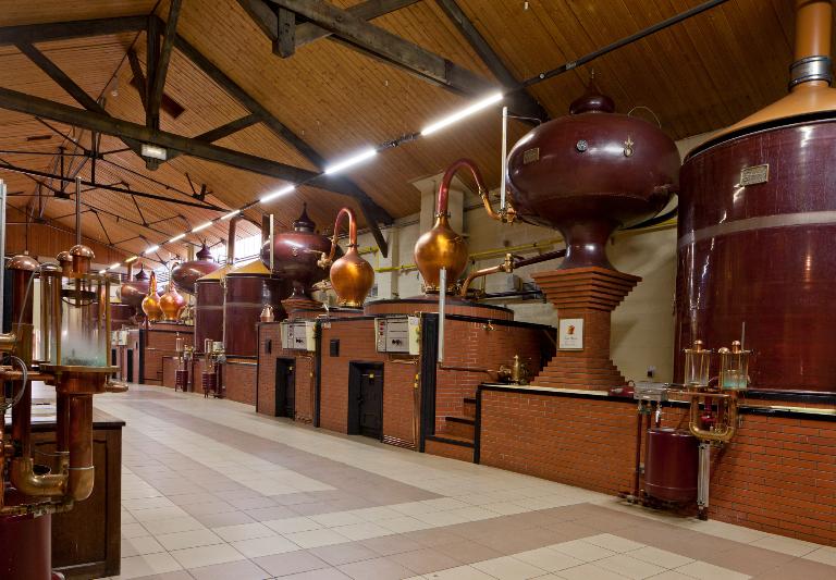 Ensemble de 8 machines à distiller dites alambics à repasse