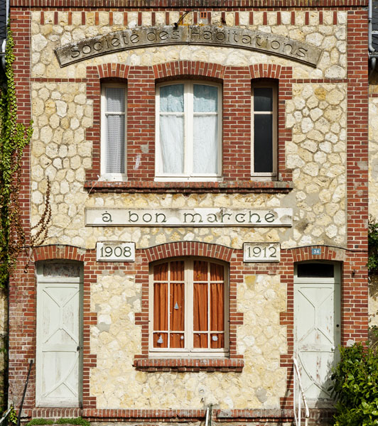 Cité ouvrière. Elévations sur la rue Paul-Banaston. Détail, inscription : société des habitations à bon marché - 1908 - 1912. Vue prise de l'ouest.