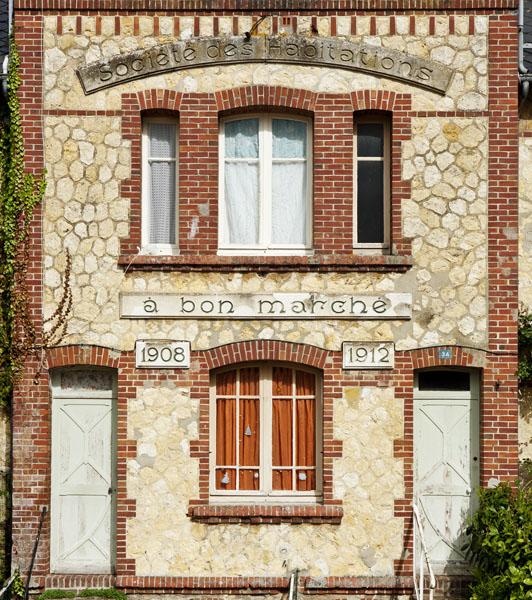 Cité ouvrière. Elévations sur la rue Paul-Banaston. Détail, inscription : société des habitations à bon marché - 1908 - 1912. Vue prise de l'ouest.