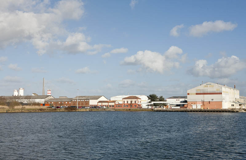 Vue d'ensemble de l'usine depuis le quai Tostain.