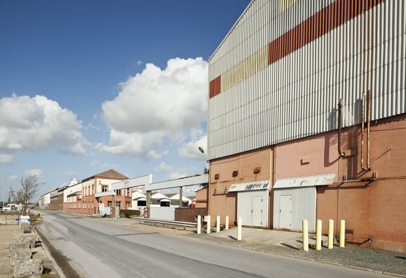 Entrée principale, bureau, laboratoire, atelier de fabrication (3) au fond à gauche et atelier de fabrication (5) à droite. Vue prise du sud-ouest.