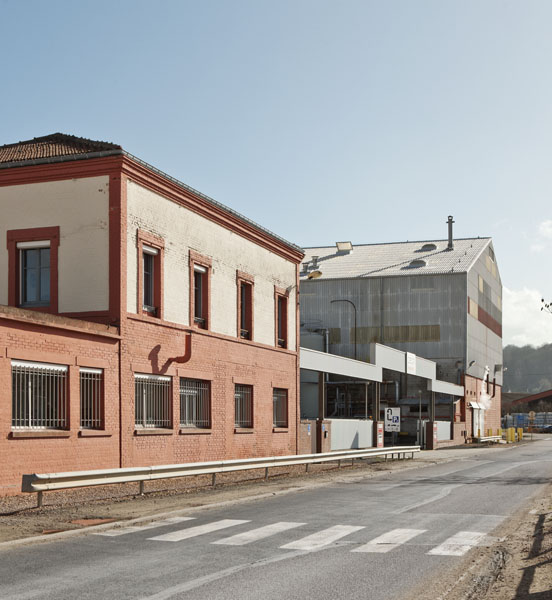Entrée principale, bureau, atelier de fabrication (5). Vue prise du nord-ouest.