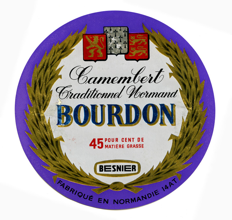 Etiquette de fromage "Camembert Traditionnel Normand Bourdon, Besnier, 45% de matière grasse, fabriqué en Normandie 14 AT".- Etiquette de fromage. (Musée de Normandie, Caen).