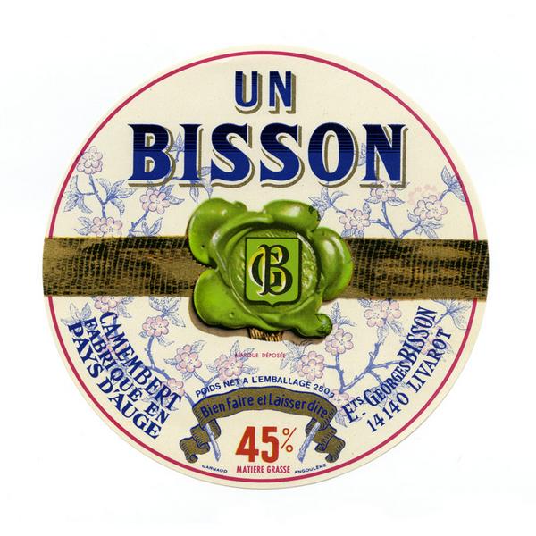 Etiquette de fromage : 'Un Bisson - Bien faire et laisser dire - Camembert fabriqué en Pays d'Auge - Ets Georges Bisson 14140 Livarot'.