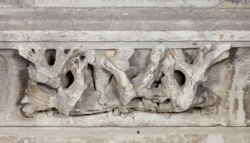 Frise sculptée dans la chapelle sud : détail.