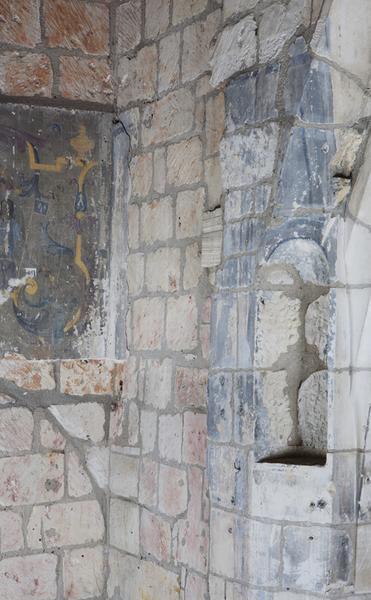 Mur entre la nef et la chapelle sud.