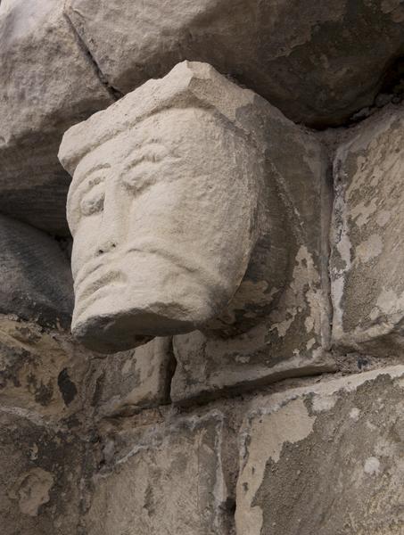 Vue extérieure : mur gouttereau nord, 1er modillon (d'est en ouest).