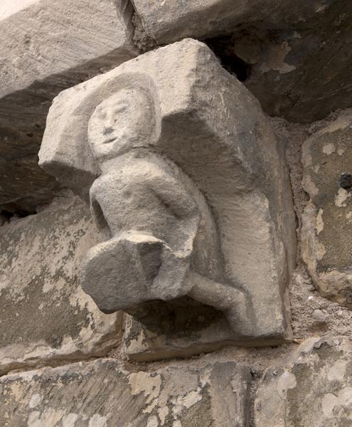 Vue extérieure : mur gouttereau nord, 4e modillon (d'est en ouest).